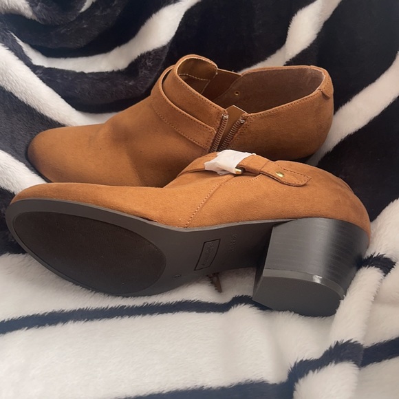 Brown chunky heel booties Size: 9 - Picture 2 of 5